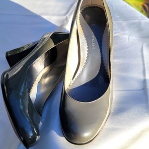 AK Anne Klein grey pantent leather pump.